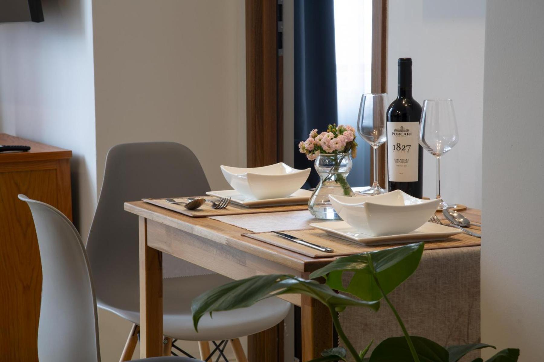 Athenaeum Spacious& Cozy 1br Prime Location W Balcony * Bucarest