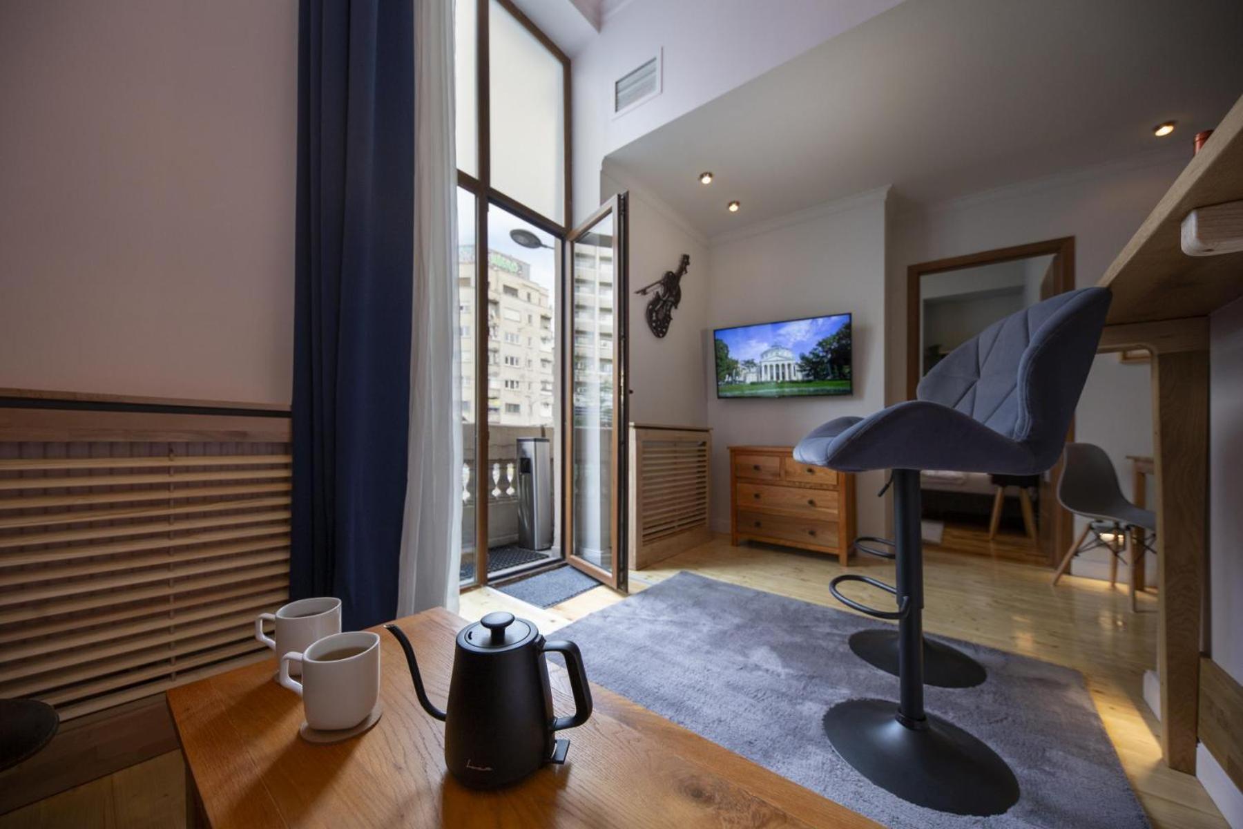 Athenaeum Spacious& Cozy 1br Prime Location W Balcony * Bucarest
